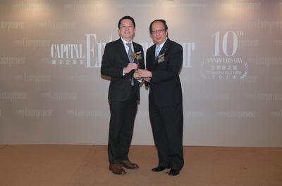 Mr. Allan Lam, Country President of ACE Life in Hong Kong (left) represents the company to receive the "Supreme Insurance Brand Award".