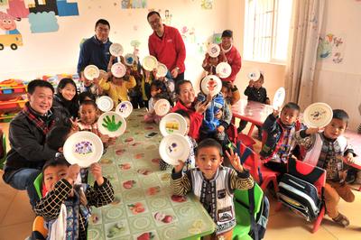 沃尔玛中国员工志愿者与云南石林县雨布宜小学同学现场开展互动游戏 – 纸盘子作画“亲爱的你”