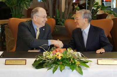 江森自控CEO Alex Molinaroli 和日立CEO Hiroaki Nakanishi在达沃斯举行的世界经济论坛上，签署了成立全球合资企业的决定性协议