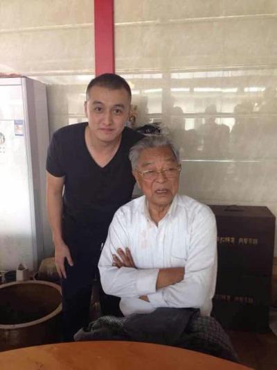肥猪游戏总经理谷磊（左一）与褚时健合影