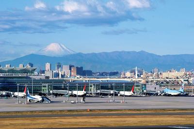 Haneda Airport : A good access to the Tokyo metropolitan area and 10 min away from Kamata, the downtown of Ota on train.