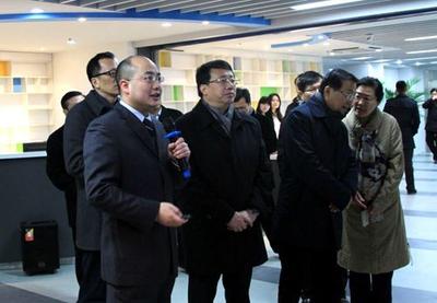 龚正书记（中）和张鸿铭市长（左三）听取挂号网董事长廖杰远（左一）汇报