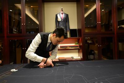 隆庆祥数十年技艺精湛的裁缝师在店内现场裁作西服，呈现百年制衣的皇家工艺。