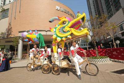 融合中国民间手艺及环保元素的巨型“单车火龙”以“建设开心社区”为设计主题，鲜艳的色彩为市民带来祝福及希望