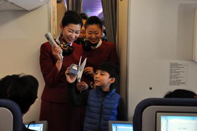 小旅客参加航空知识问答活动获得纪念品。李光摄