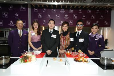 香港航空高级乘务长、岑丽香小姐、香港航空航空服务总监简浩贤先生、太兴饮食集团总经理（品牌及企业发展）陈淑芳小姐、郭伟亮先生、香港航空乘务长（左起）出席发布会活动。