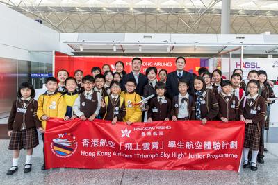 Kick-off ceremony led by Mr. Stanley Kan (Back row, sixth from right), Director of Hong Kong Airlines’ Service Delivery Department, Mr. Li Dianchun (Back row, sixth from left), Commercial Director of Hong Kong Airlines and Ms. Helen Tam (Back row, seventh from right), ambassador of “Triumph Sky” High Junior Programme
