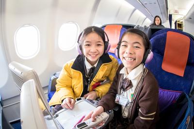Ms. Helen Tam and pupils boarded a Hong Kong Airlines’ aircraft, visited the cockpit and cabins to have face-to-face interactions with pilots and cabin crew
