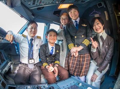 学生们登入香港航空的飞机驾驶舱，在香港航空机长的讲解下，了解飞机构造及运作