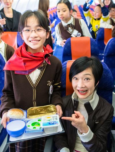 Students dressed in little pilots and little flight attendants’ uniforms and carried out in-flight service with the real flight attendants for their very first time