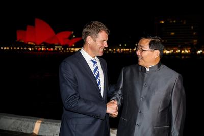 澳大利亚新南威尔士州州长迈克-贝尔德和中国驻悉尼总领事李华新 圖片：James Horan