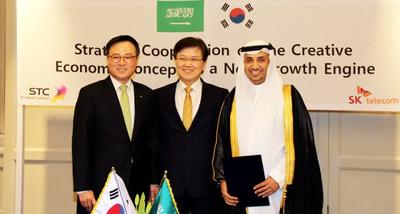 Jang Dong-hyun (left), President and CEO of SK Telecom, signs MOU on behalf of SK Telecom with Emad A. Al Aoudah, acting CEO of STC, on behalf of STC, on March 4, 2015 at the Four Seasons Hotel Riyadh in attendance of high ranking government officials, including Choi Yang-hee (center), Minister of Science, ICT and Future Planning of Korea. Under the R&D MOU, both companies will benchmark 'SK Creative Economic Innovation Center' with the aim to develop new growth businesses.