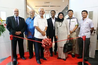 Y.B. Tan Sri Shahrir Abdul Samad, Member of Parliament for Johor Bahru and Advisor to Iskandar Regional Development Authority (IRDA), officiates Frost & Sullivan Iskandar's new office