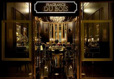 位于新加坡浮尔顿酒店的Fragrance Du Bois旗舰精品店。