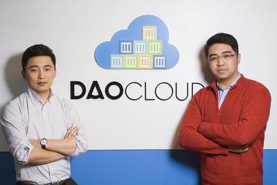 DaoCloud 联合创始人 陈齐彦（左），喻勇（右）