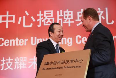 成都市委副书记李昆学（左）与3M公司董事长兼首席执行官Inge Thulin（右）为3M中国西部技术中心揭幕