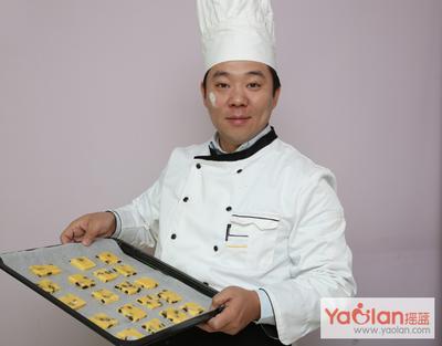 摇篮网CEO杨国下厨亲手制作烘焙美食
