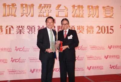 Mr. Allan Lam, Country President of ACE Life in Hong Kong (left) received the “Excellent Brand of Corporate Social Responsibility” award from Dr Leong Che-hung, Chairman of the Council of the University of Hong Kong (right).