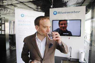 Bluewater全球董事总经理Niclas Wullt饮用经Blue water产品净化的黄浦江水