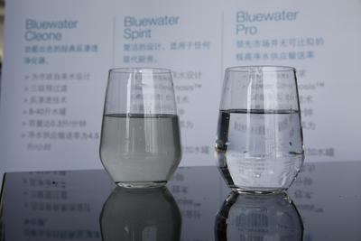 Bluewater品牌活动现场原黄埔江水与产品净化后江水对比
