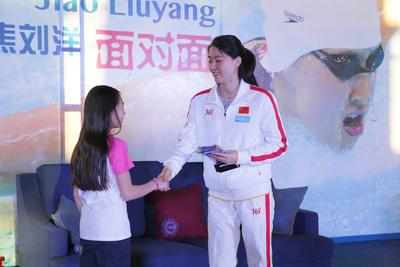 奥运冠军焦刘洋向鼎石游泳队队员颁发比赛专用泳帽