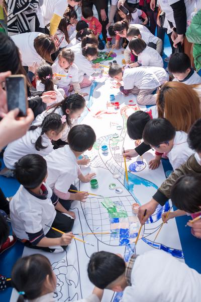 孩子们共同携手完成长卷画，把3M“我的童画水世界”活动带入高潮