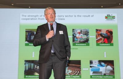 荷兰皇家菲仕兰首席运营官鲁乐夫(Roelof Joosten)在研讨会上分享中荷奶业发展中心的经验和成果