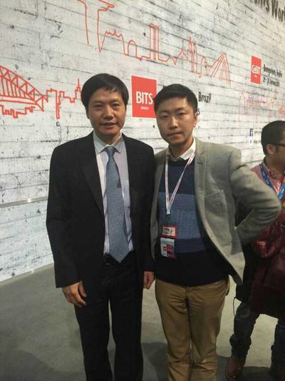 小米CEO雷军（左）与极米CEO钟波（右）合影
