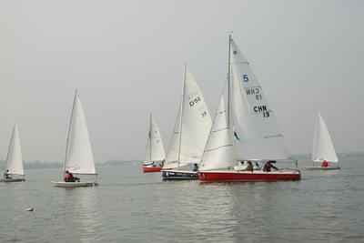 澱山湖千帆競渡，上海國際遊艇展慈善帆船賽揚帆起航