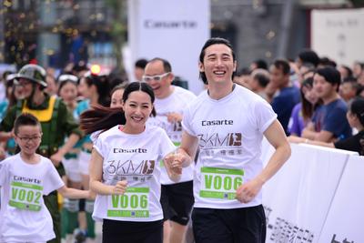 2014年卡萨帝家庭马拉松成都站影星白冰和名模老婆公丁一携手同跑