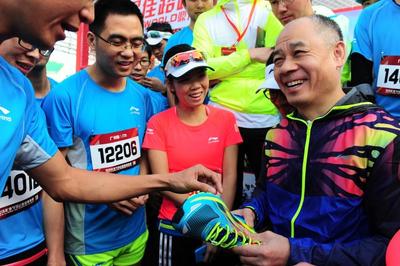 李宁先生与广东当地跑团交流李宁产品穿着体验