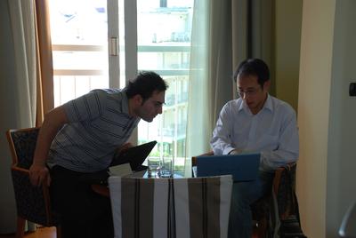 (L-R) Yasin Temel 교수와 Lim Lee Wei 부교수는 우울증에 효과적인 구체적인 뇌 공략 자극을 찾았다. 사진은 이탈리아 리미니에서 열린 2008 유럽 입체공간 및 기능적 신경외과 학회 회의에서 촬영한 것이다. 회의 참가자들이 우울증 치료를 위한 전기 자극에 적합한 뇌 공략에 대해 논의하고 있다. (사진: Dr. Sonny Tan)