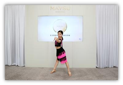 美素MAYSU粉丝自发在美素尊享沙龙会现场为品牌献上优美舞蹈