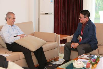 Tencent's SY Lau Exchanges Ideas with Former Malaysian Prime Minister Tun Abdullah Ahmad Badawi