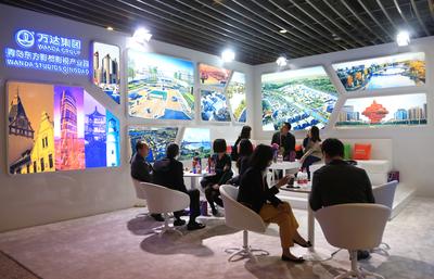 万达青岛影视产业园代表在北京电影市场展台上与客户热烈洽谈