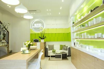 佰草集是中国第一个通过欧盟认证进入欧洲主流渠道的化妆品品牌，第一个在国际核心商圈开设独立品牌门店的化妆品品牌。