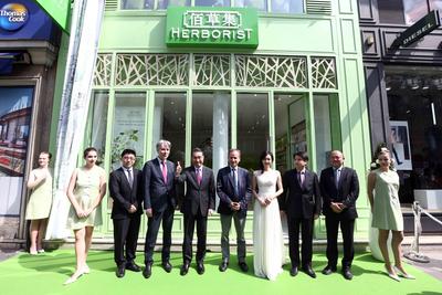 Mr Wenjian Xie, Chairman and General Manager of Shanghai Jahwa United Co., Ltd, Mr Zhen Huang, Deputy General Manager of Shanghai Jahwa United Co., Ltd and General Manager of Herborist business unit, Chinese actress Likun Wang and Paris officials and guests cut the ribbon at the opening ceremony.