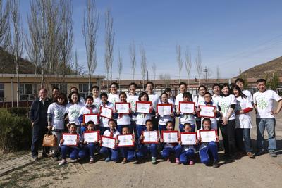 艾仕得、中国青基会与当地项目团队代表在上花园学校与护林小使者合影