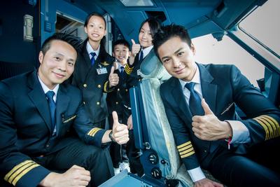 香港航空机师一同与罗仲谦及小学生参观驾驶舱。