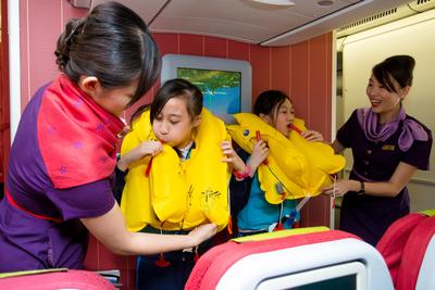 小学生穿上救生衣，了解飞行安全的重要性。