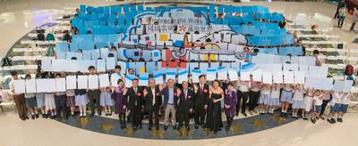 一众主礼嘉宾联同在场超过200位师生，一起摆出巨型飞机图画，寓意香港航空与大家一起飞翔万里，放眼世界