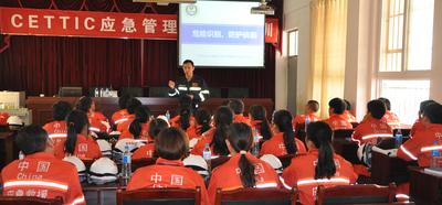 中急培（北京）应急技术中心的应急管理师在为学员们上课