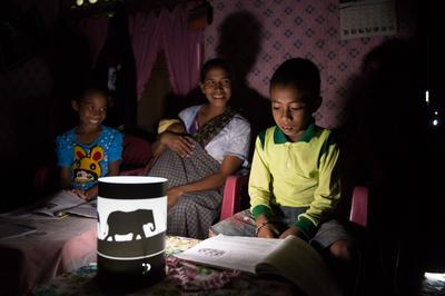 松下携非政府组织Kopernik向印尼村庄赠太阳能灯