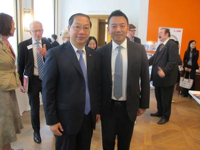 中国驻德大使史明德先生在柏林亚太周开幕式与孔君道先生亲切交谈