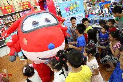 玩具们变身为人偶，在深圳沃尔玛门店轮番上阵拉票，都想成为小朋友们最想要的梦想好礼。