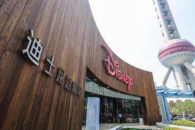 中国首家迪士尼商店在上海开门迎客 成为全球较大迪士尼商店