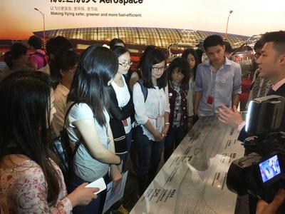 2015年上海科技节期间，在沪大学生参观霍尼韦尔科技体验中心