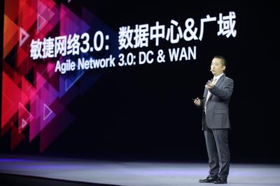 Liu Shaowei, President of Switch and Enterprise Communication Product Line launches the Cloud Fabric 3.0 at HNC2015