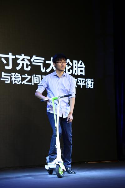 乐行公司CEO周伟在发布会上介绍L6滑板车