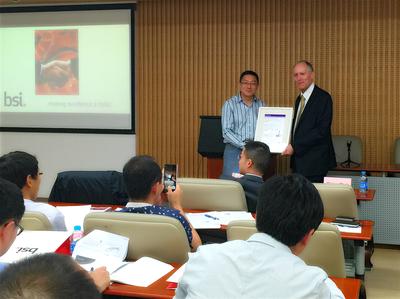 上海建科院防火部经理时志洋博士（左）与BSI全球消防与个人防护装备主管Robert Wells先生出席研讨会